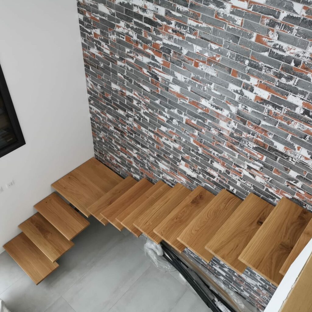 Marche d’escalier en chêne massif, fabrication artisanale sur mesure