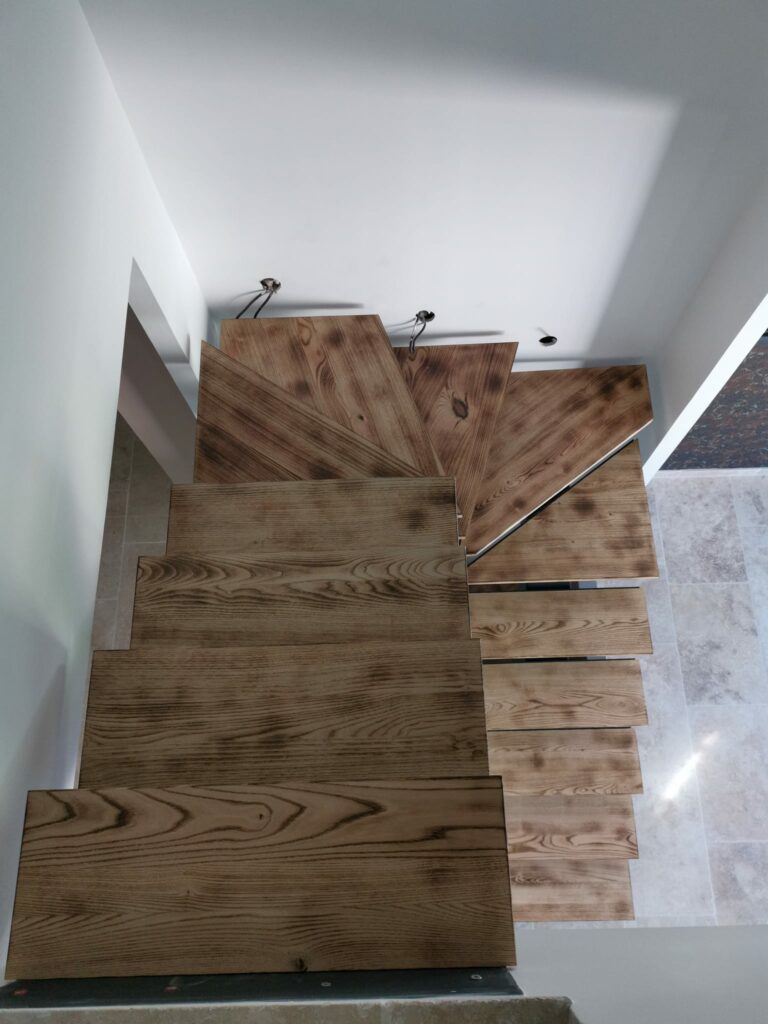 Escalier sur mesure en bois massif pour intérieur, Vaucluse