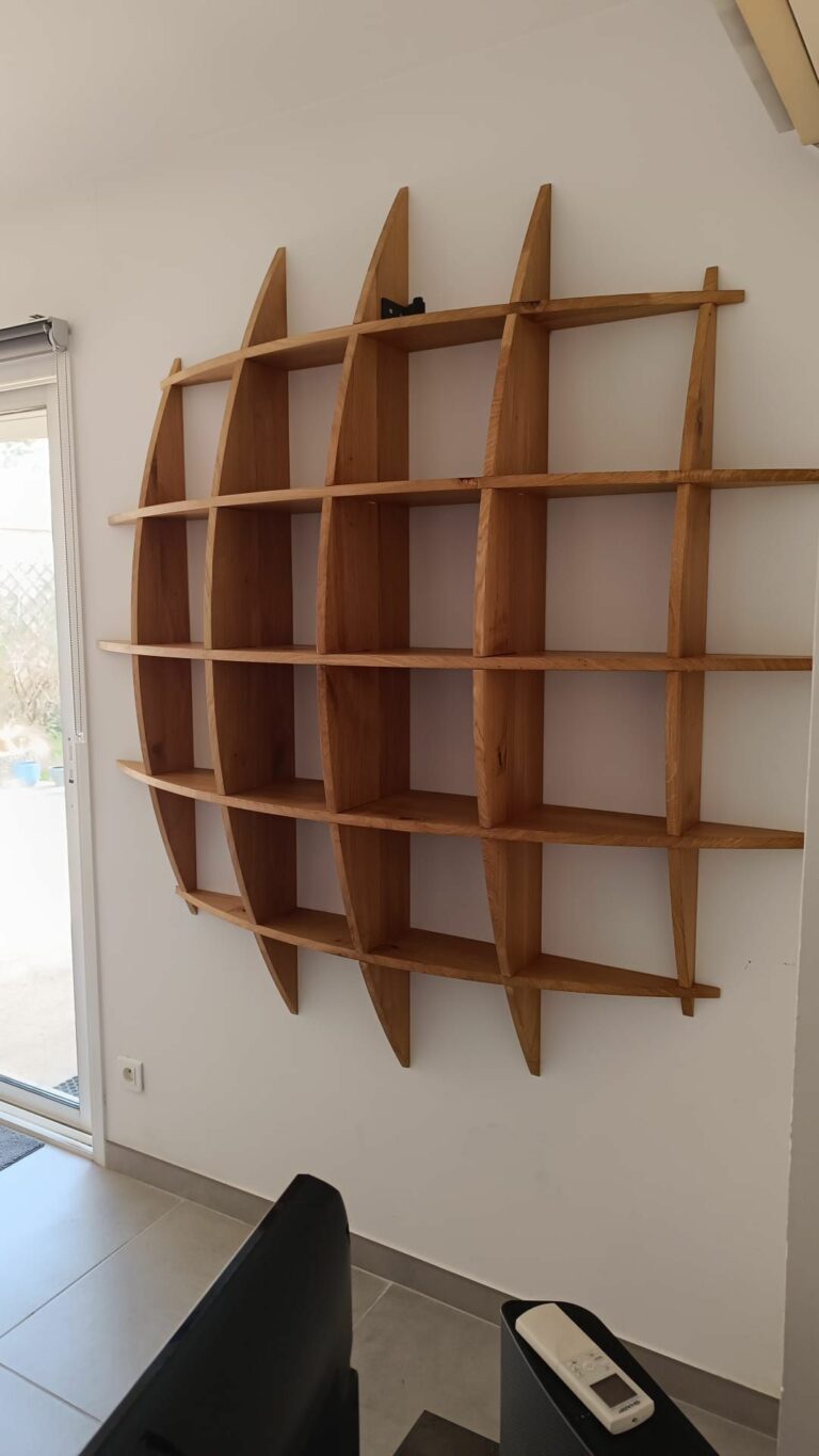 Bibliothèque design sur mesure en bois massif, artisan Vaucluse