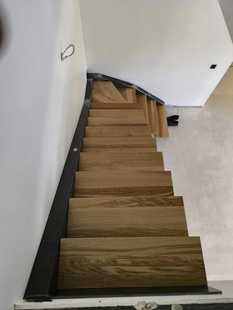 Marche d’escalier en bois massif sur mesure, artisan Vaucluse