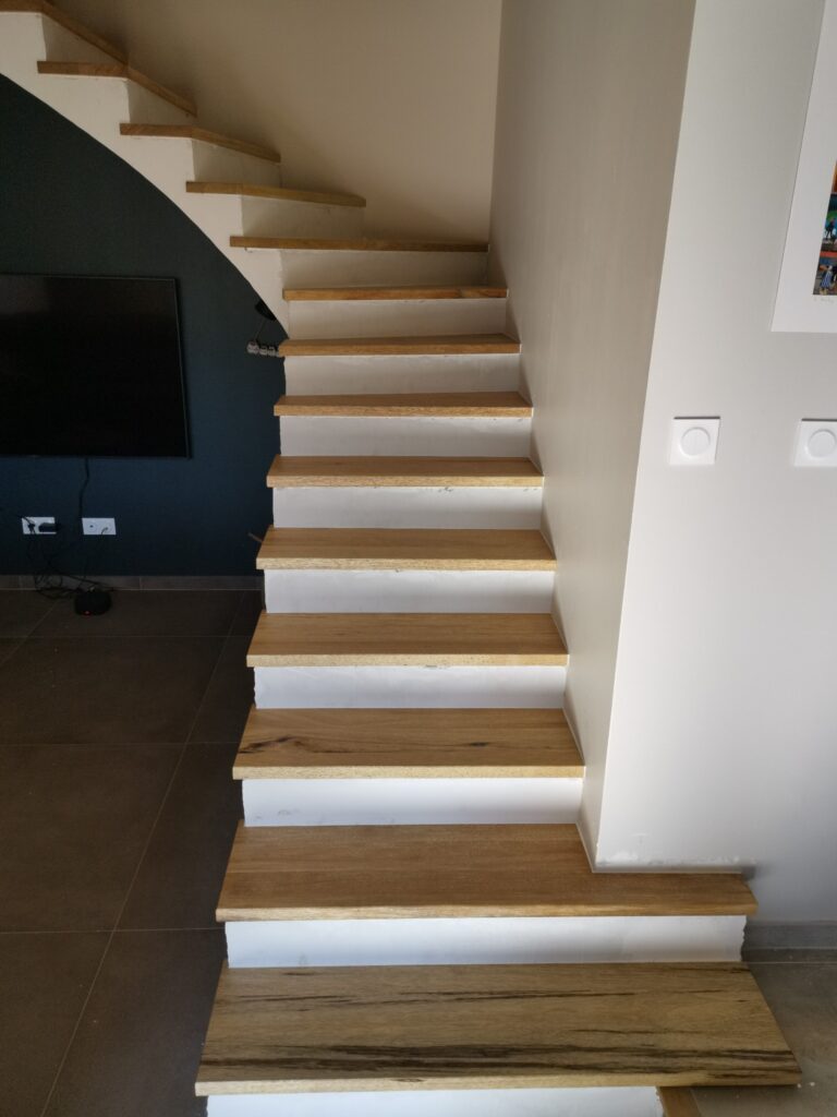 Marche d’escalier en bois massif sur mesure, artisan Vaucluse