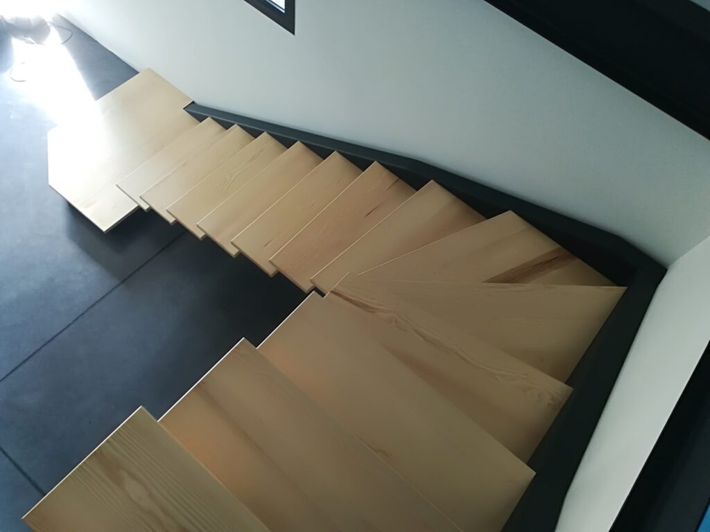 Marche d’escalier en frêne massif, fabrication artisanale sur mesure